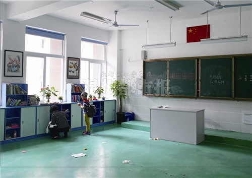 昨天，瑞安玉海中心小学校园内空空荡荡，教室里的桌椅都被搬走，偶尔有一两名学生返回拿课本。