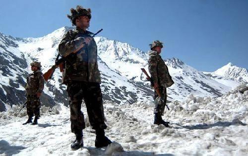资料图片：驻守高原山地执行任务的印度边防士兵。