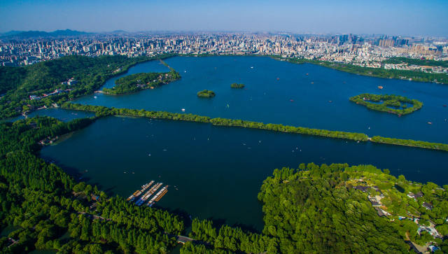 航拍杭州西湖景区的白堤(5月11日摄).