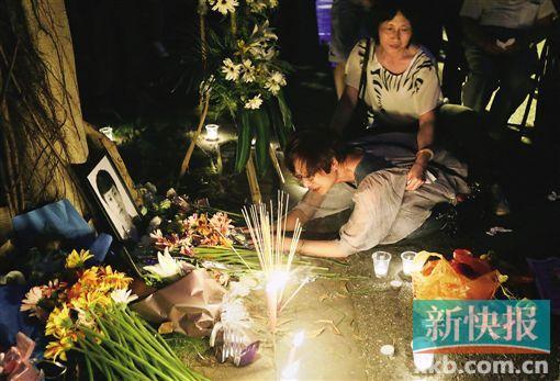 5月25日晚,广东工业大学的学生们在吴宏宇不幸身亡的体育馆前举行追思会。新快报记者 宁彪/摄