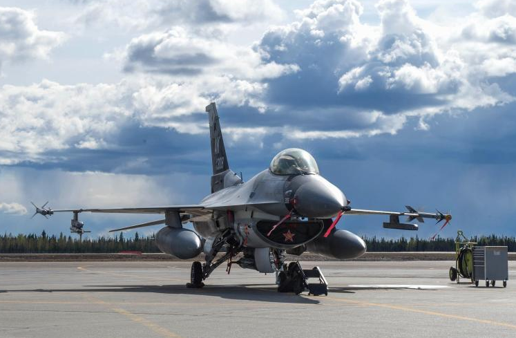 代入感强!美战机演习涂红星镰刀斧头