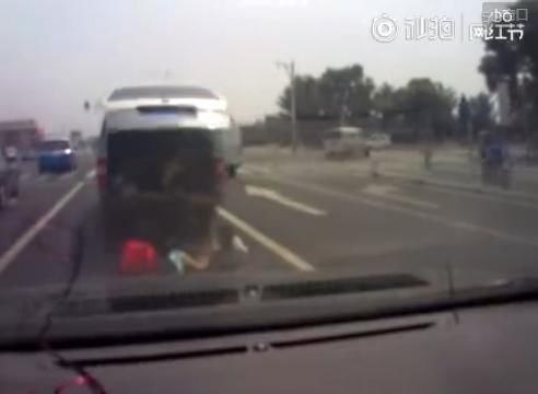 北京一面包车里掉出三孩子 吓呆后车司机