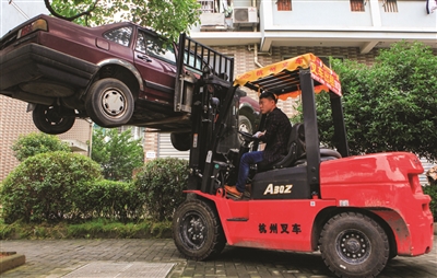 杭州首轮“僵尸车”清理启动 车牌现在要3万多