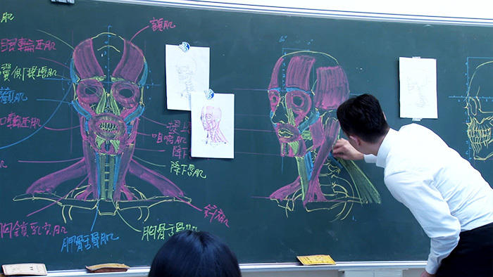 台湾男教师板书逆天 人体骨骼图堪称完美