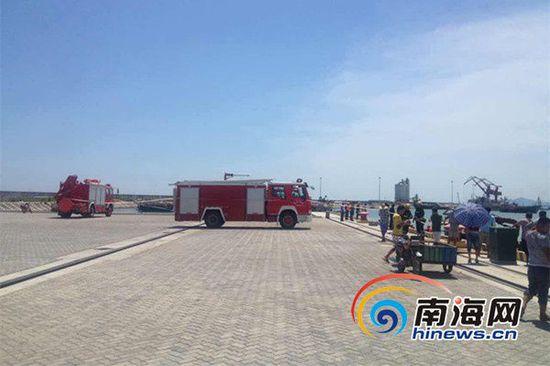 6月5日下午2点左右，三亚市南山港码头附近四艘渔船突然着火，消防车赶到现场。目前火势已被扑灭，暂无人员伤亡，具体案情正在调查中。网友供图