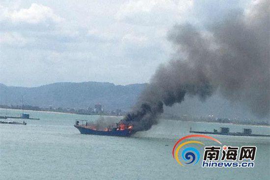 6月5日下午2点左右，三亚市南山港码头附近四艘渔船突然着火，目前火势已被扑灭，暂无人员伤亡，具体案情正在调查中。网友供图