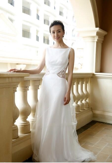 美出新高度 超人妈妈董洁身穿婚纱化身优雅女神