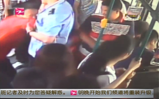 40岁壮汉公交车上晕倒  司机为其“开专车”