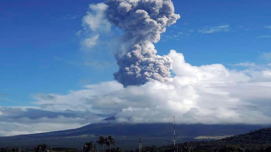 菲律宾布卢桑火山喷发火山灰升起约2000米