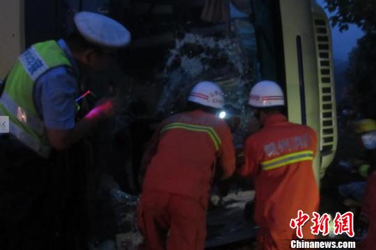 厦蓉高速江西段载有39人客车侧翻20多人受伤（图）