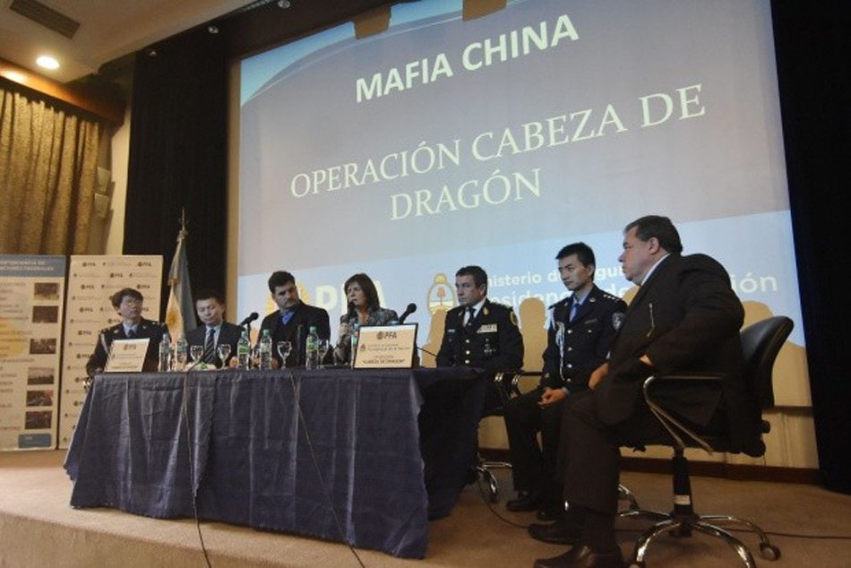 阿根廷安全部长帕特里夏·布利里奇与中国特派警员出席“打击‘貔貅’犯罪团伙”行动的记者发布会。（网页截图）