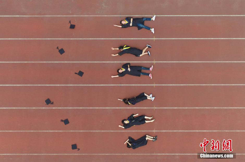 重庆大学生拍个性毕业照纪念青春