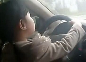 4岁男孩车技老练 盘点小孩开车事件