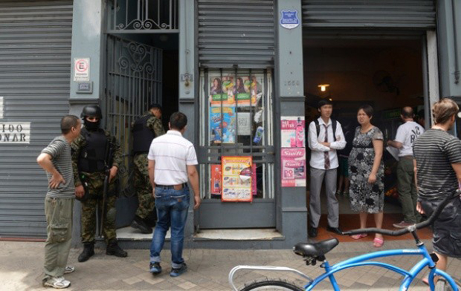 上周末，中阿警员在阿根廷22处地点抓捕犯罪人员。（网页截图）