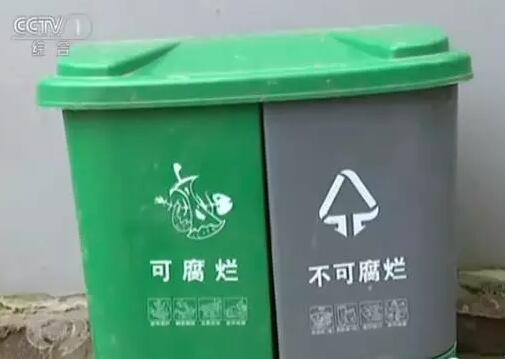 这里的垃圾桶不一般,分为可腐烂和不可腐烂。 为了方便给垃圾分类,家家户户门口都放着一把铁钳子,万一扔的时候没注意弄混了,还可以再用它挑挑拣拣。村里的保洁员每天定点来到村里走街串巷收垃圾,他的车子也很特别,一边用来装可腐烂的垃圾,另外一边装不可腐烂的垃圾,集纳了村里的所有垃圾,然后统一运到村头的阳光堆肥房。 他们还想到了更重要的一个点:抓住家庭主妇,是顺利落实农村垃圾分类的关键。 此外,政府为了鼓励村民给垃圾进行分类,还会对分得好的家庭进行奖励。 两年下来,村民的习惯在慢慢改变。 据统计,截至今年5月,金