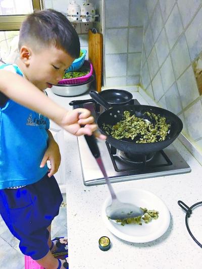 5岁伢踩板凳做“大厨” 每天变花样给家人做菜