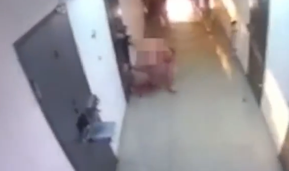 俄罗斯囚犯裸体从送饭窗口钻出 穿好衣服淡定越狱