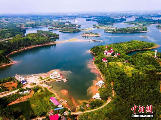 空中俯瞰秀美的成都龙泉湖 - 中国网传媒经济