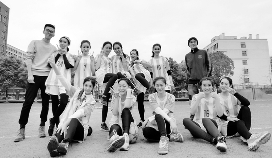 杭州女大学生踢球照片蹿红网络 被称“最美女足”
