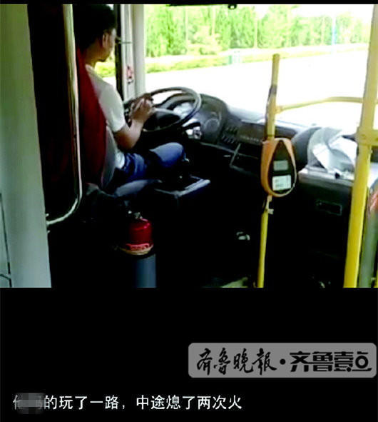 公交司机一边看手机一边开车，还点开了一个红包。（视频截图）
