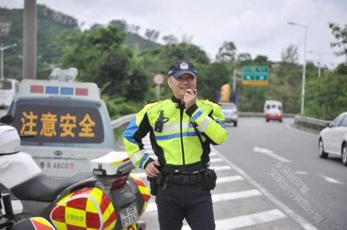 最帅交警一夜成网红 各地交警帅照疯传
