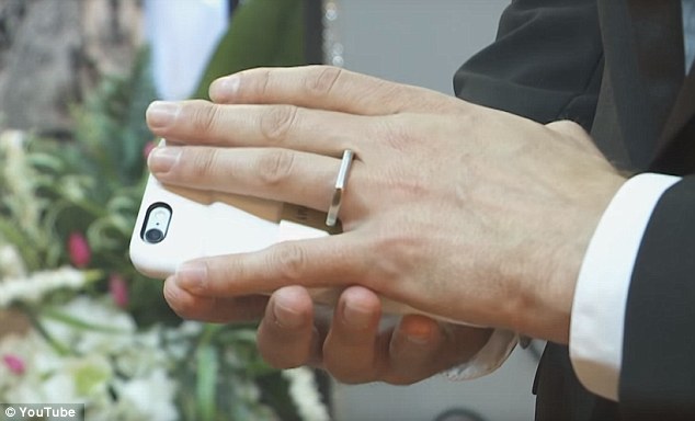 真爱！美34岁男子和自己的手机举行婚礼（组图）