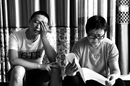 昨日中午12时许，在柞水县城的家中，柯长桂拿着6页的判决书看了有半个多小时。她的儿子在旁边忍不住落泪