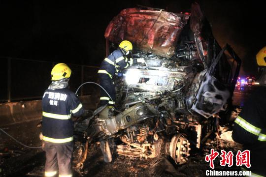 广西钦州高速路沥青罐车追尾起火致1死1伤（图）