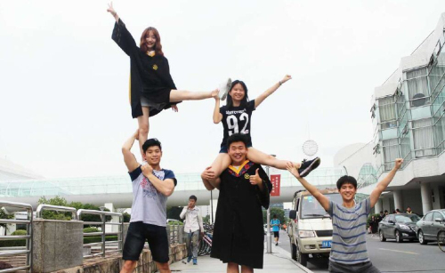 浙大美女拍高难度创意毕业照 网友看完集体给