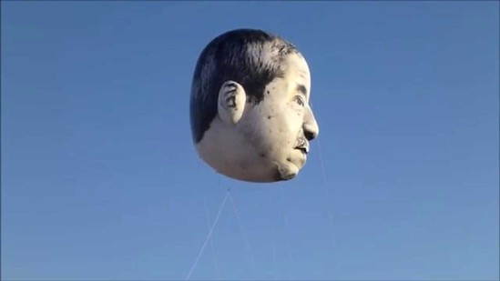 将巨型"人头"升上空中 岛国的艺术我不太懂