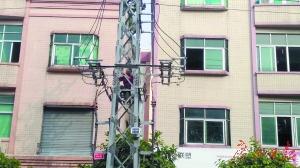 东莞一男子酒醉后爬电塔 近7000户居民断电