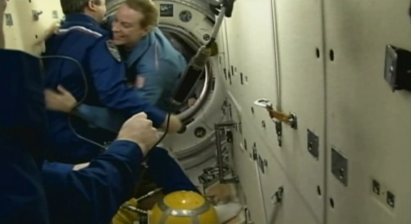  联盟飞船与国际空间站对接 两批宇航员太空会师