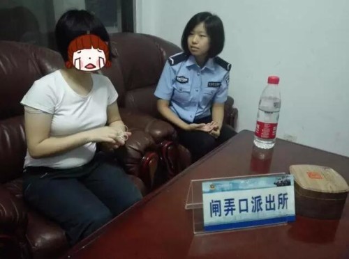 王警官帮女孩联系了南京的父母。