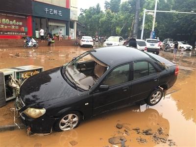 河南新乡遭遇百年一遇大暴雨，城区大多区域内涝严重