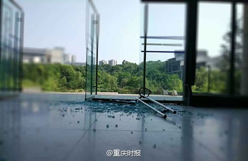 重庆理工教学楼玻璃门被热炸
