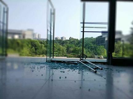 重庆这个天实在太热了，昨天中午，据网友爆料,重庆理工大学的一栋教学楼大厅玻璃被热得炸裂了。