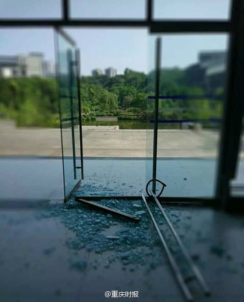 重庆理工教学楼玻璃门被热炸
