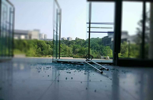 重庆理工大学教学楼玻璃门热炸了