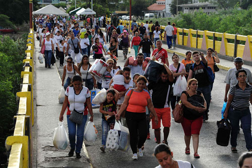 委内瑞拉人涌入哥伦比亚抢购厕纸 高呼“感谢上帝”