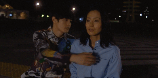 差条件下背后环抱时,女生能感受到男生在后脑勺的呼吸,撩妹指数max!