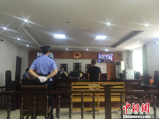 广西男子持菜刀砍伤城管涉嫌妨害公务罪受审
