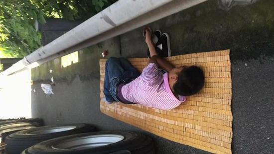 宁波高速一男子因车故障违停 轮胎边铺凉席睡觉