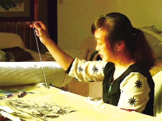 女子每天绣满万针 五年创作《清明上河图》绣品