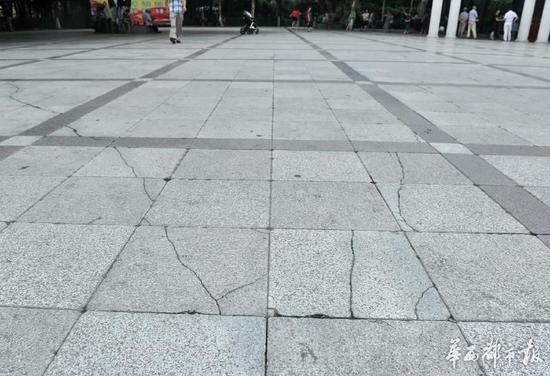 2016年7月18日，新华公园广场上抽陀螺留下的窟窿。
