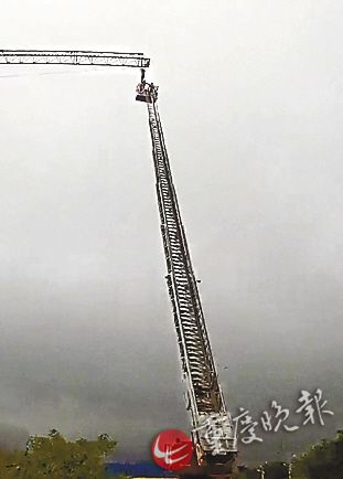 男子与妻子争吵后爬上30米塔吊悬空被消防救下