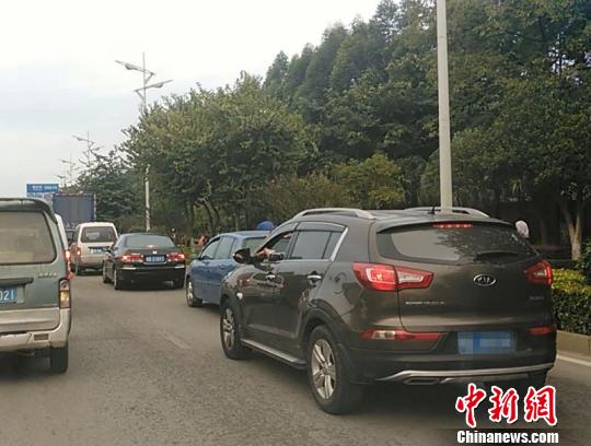 广西柳州市民举报“车窗抛物”一年处罚超30万元