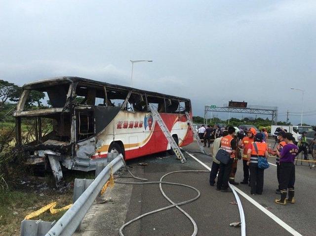 台湾一游览车发生火烧车事故，已致26人死亡。(图片来源：台湾《联合报》)