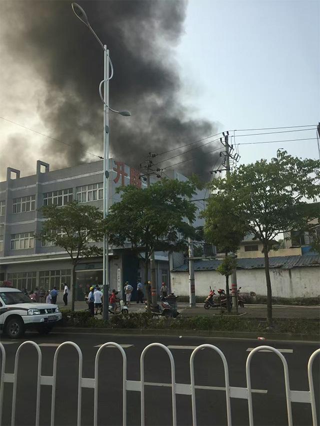 突发：嘉兴一公司仓库发生火灾 现场浓烟滚滚