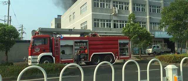 突发：嘉兴一公司仓库发生火灾 现场浓烟滚滚
