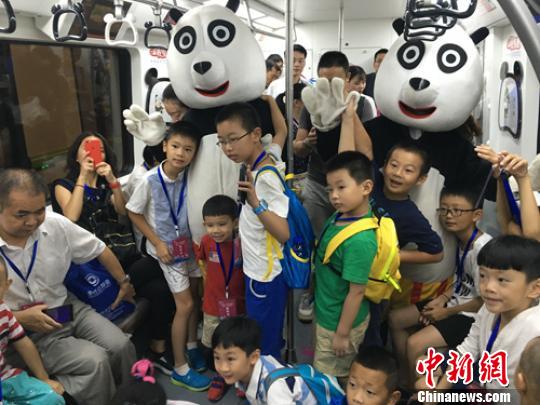 成都地铁3号线一期工程试运营熊猫主题列车首发